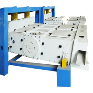 من خلال دوران الطرد المركزي للكتلة اللامركزية، عمود الدوار، وما إلى ذلك، تحقق الآلة الرئيسية اهتزازًا كاملاً تحت دعم الزنبرك، وبالتالي تحقيق غرض غربلة المواد. بشكل عام، هناك 4 مجموعات من التركيبات اللامركزية، والوصلات ذات 10000 قسم تعمل بشكل متزامن لتحقيق أفضل تأثير للاهتزاز. ينقل اقتران الإطار دوران المحرك إلى عمود العمود. تحت تأثير الكتلة اللامركزية، يدور عمود الدوار باستخدام وحدة طرد مركزي غير متساوية