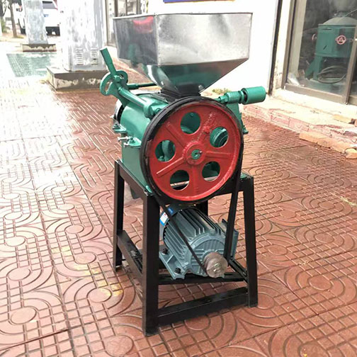 Corn flaking multi-roller flaking machine