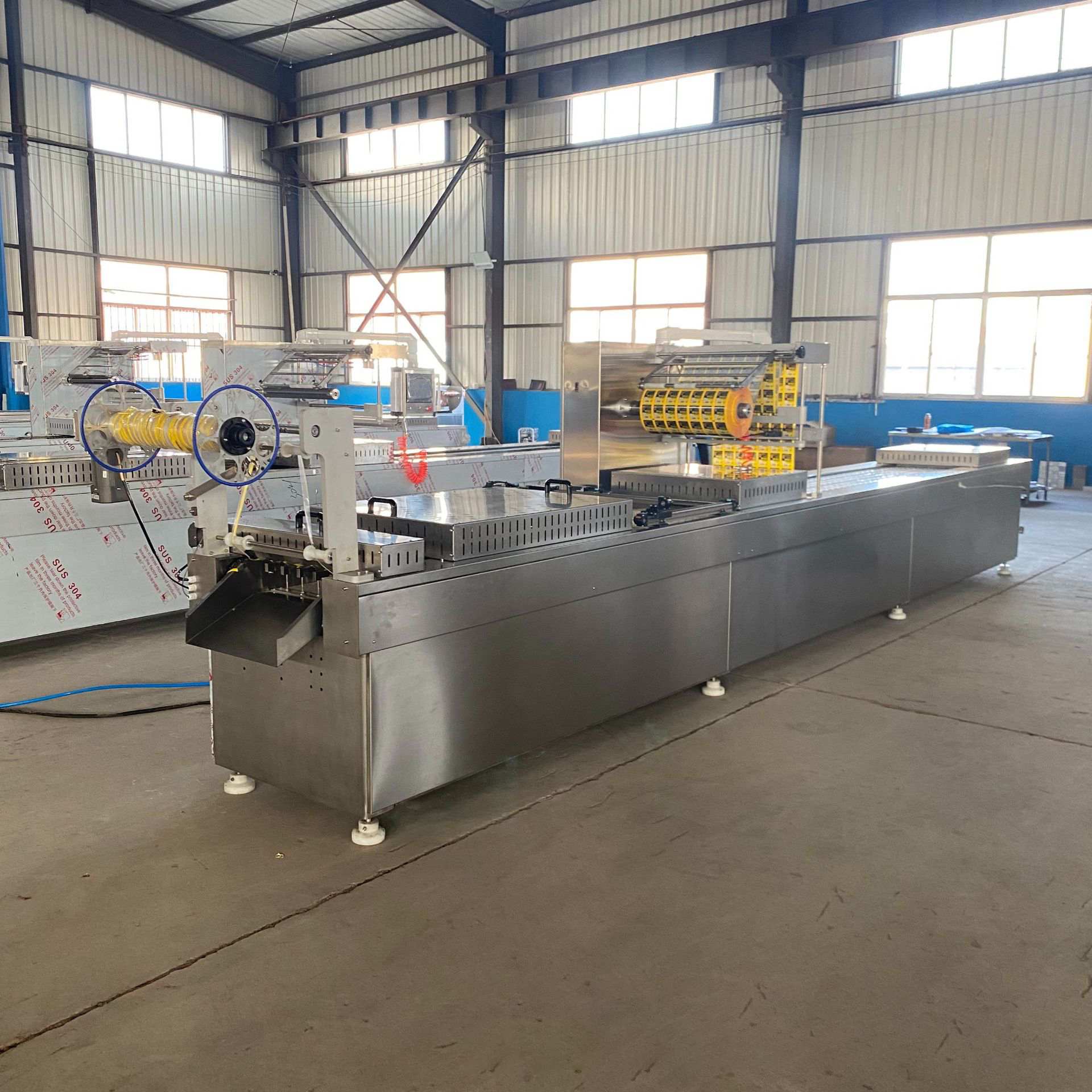 Stretch film vacuum packaging machine